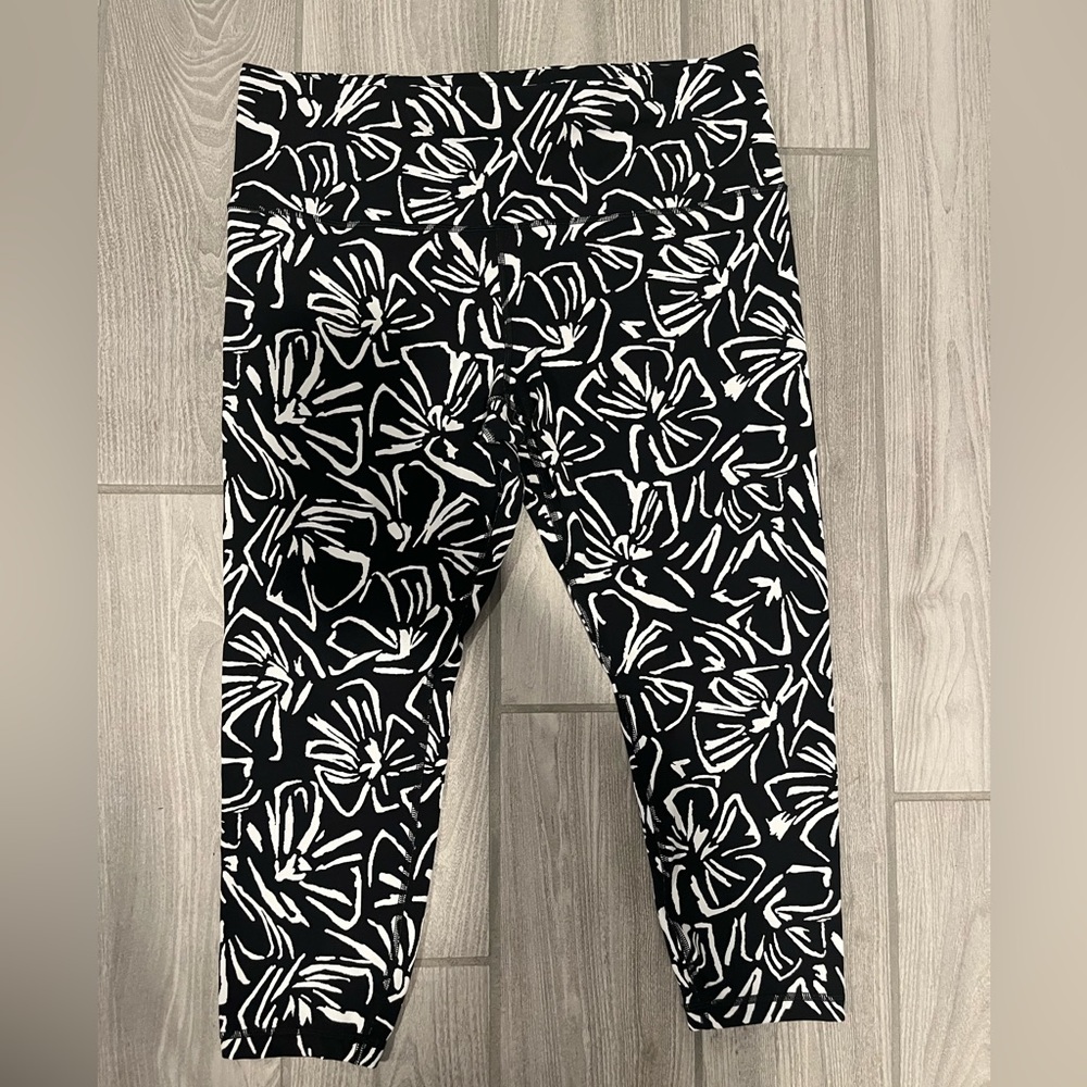 Athleta Black & White Floral Print Leggings